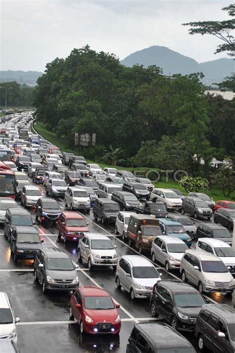 Kepadatan Di Gerbang Tol Bogor Antara Foto