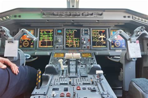 Inside of Embraer 190 cockpit – Stock Editorial Photo © teamtime #125314622