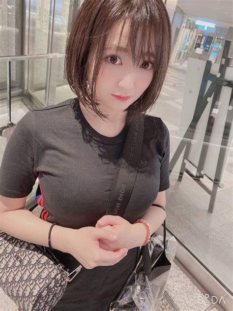 Bị fan cuồng theo đuổi nàng hot girl tự đăng ảnh xấu xí khi không trang điểm để trốn tránh