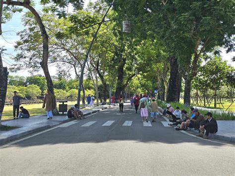 Nắng nóng gay gắt du khách chen chân dưới hàng cây xanh Hoàng thành Huế