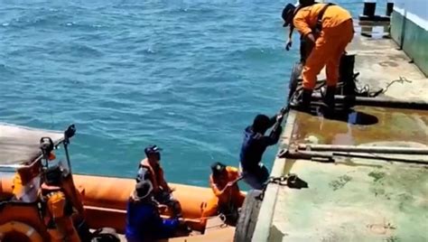 Kapal Tunda Mega Tenggelam Akibat Dihantam Ombak Di Ketapang Abk