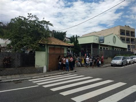 Centenas De Pessoas Comparecem Ao Sepultamento De Jovens Assassinados