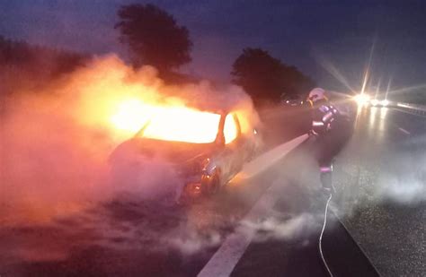 UPDATE FOTO Incendiu la un autoturism pe autostrada A1 Sebeș Orăștie