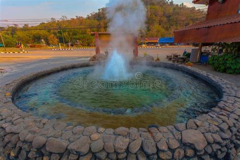 Mae Kajan Hot Spring En PA Pao Chiang Rai Thailand De Wiang Foto De