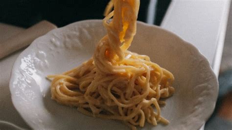 Spaghetti Cacio E Pepe La Ricetta Romana Tradizionale Cucinainmente