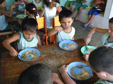 INST DE EDUCAÇÃO INFANTIL CRESCENDO E APRENDENDO Hora do lanche na escola