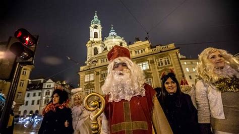 Fotogalerie Mikuláš čert a anděl v pražských ulicích Pražský deník