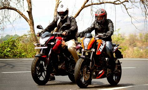 COMPARISON Bajaj Pulsar 200NS VS KTM Duke 200 Specifications Price