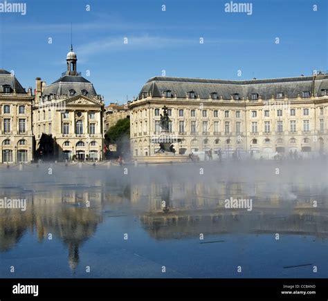 Miroir Deau Place De La Bourse Bordeaux Stock Photo Alamy