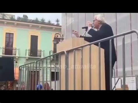 Comizio Surreale Di Sgarbi A Sulmona Ci Sono Solo 5 Persone E Una Lo