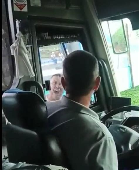 Video Taxista Amenaza Con Cuchillo A Un Conductor De Bus