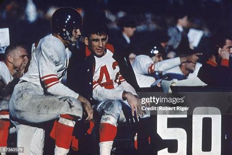 American Football Player Kneeling Imagens E Fotografias De Stock Getty Images