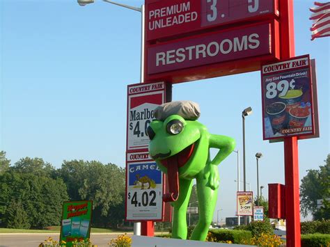 Le Gas Station Frog Look Ittaken On Way To Erie Pa