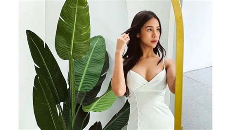 4 Potret Anya Geraldine Baca Buku Pakai Bikini Bodynya Seperti Gitar Spanyol