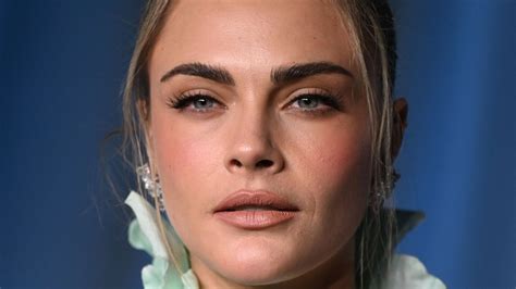 Κάρα Ντελεβίν Το messy updo και το nude make up look που έκλεψαν την παράσταση στο Academy