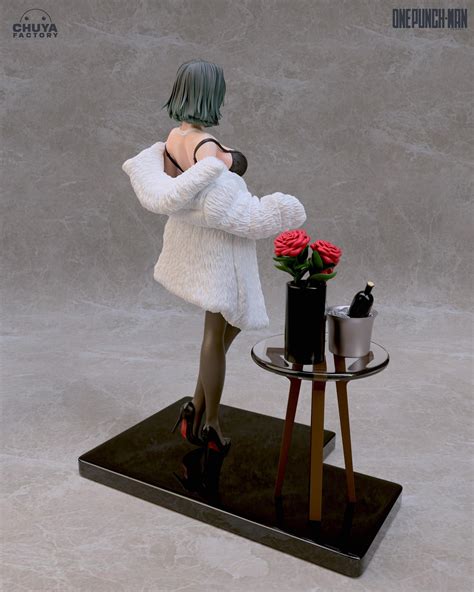 Fubuki porte de la lingerie érotique pour une silhouette Funeral For A Manga