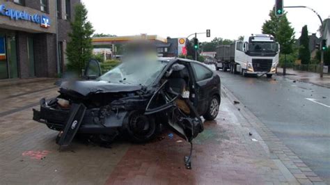 Autofahrer Nach Unfall Mit Lkw In Quakenbr Ck Schwer Verletzt Noz