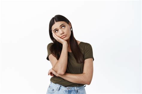 Portrait Dune Jeune Fille Brune Triste Et Ennuyée La Tête Penchée Et Regarde Le Coin Supérieur