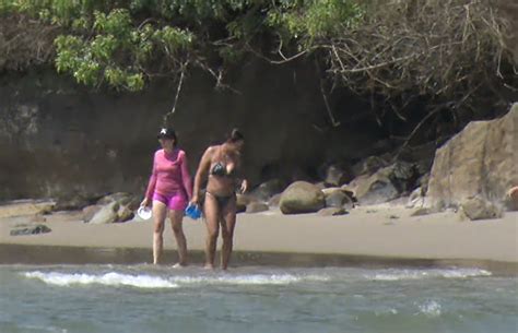 FOTOS De biquíni Michelle Bolsonaro brinca em praia de SC e