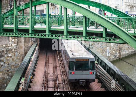 U Bahn Kommt Aus Einem Tunnel Und Geht Unter Zollamtssteg Br Cke