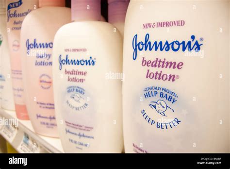 & Johnson Johnson Marke Baby Lotionen sind auf einem Supermarktregal in ...