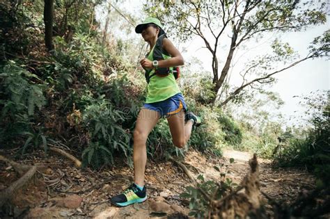 Corredor Del Rastro De La Mujer Que Corre En Rastro Tropical Del Bosque