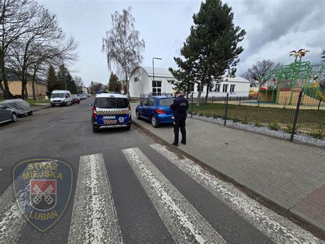 Lubańscy strażnicy miejscy z metrówką