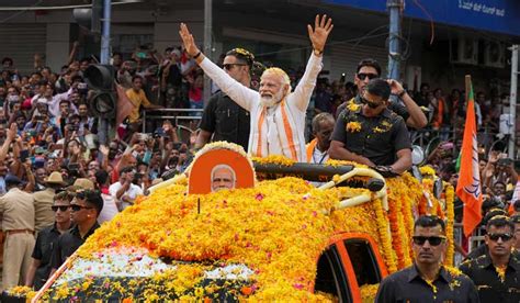 Thousands Gather To Watch Pm Modi S Massive Roadshow In Bengaluru The Week