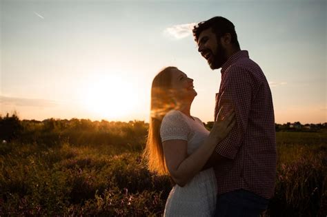 Premium Photo Embracing Couple In Rays Of Setting Sun