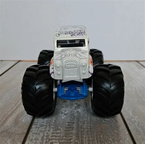 CAMIONS MONSTER JAM Hot Wheels lait Monster 1 24 très rare camion de livraison laitière EUR 33