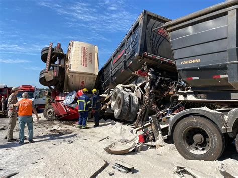 Batida Traseira Entre Caminh Es Deixa Um Morto E Dois Feridos No Norte