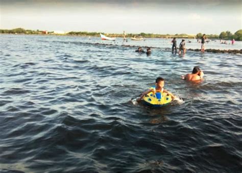 pantai marunda  salah satu tempat destinasi wisata alam berupa