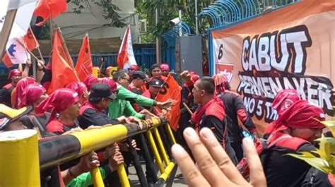 Demo Buruh Memanas Massa Tendang Dan Goyang Goyangkan Pagar Kemnaker