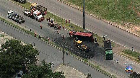 Caminhão tomba e interdirta alça de acesso ao Anel Rodoviário de BH