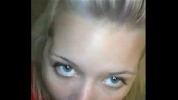 Rubia chupa polla en el baño Iphone XVIDEOS