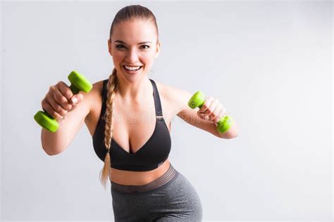 Mujer Joven Hermosa Que Hace Ejercicios Con Pesas De Gimnasia Mujer