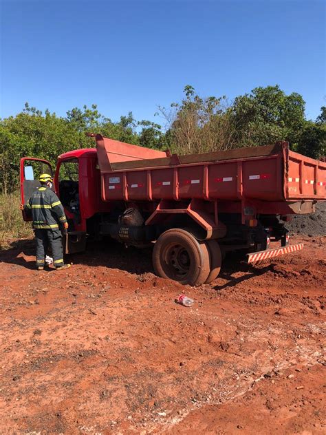 Motorista N O V Desvio De Ponte Em Constru O E Cai Em Barranco Em