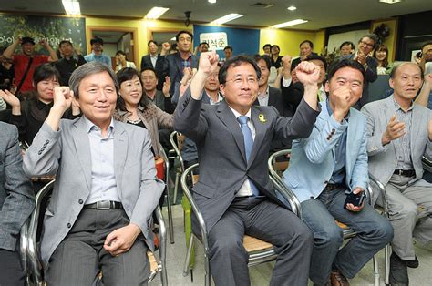 ‘당선유력 환호하는 김석준 부산시 교육감 후보 포토 민중의소리