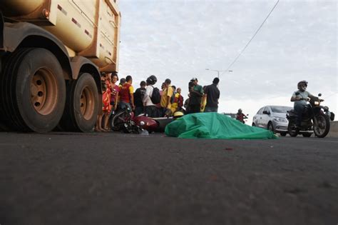 Mototaxista morre após colidir contra carreta na BR 316 em Teresina