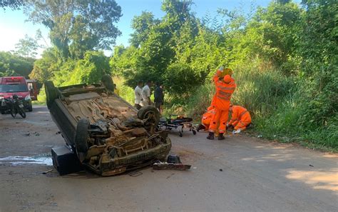 Adolescente fica ferida após carro capotar em estrada que liga Varginha