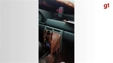 Passageira Registra Desespero Em Carro Ilhado Enquanto Enxurrada Cobre