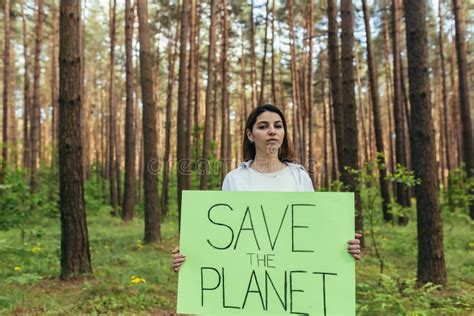 Militante F Minine Debout Dans Les Bois Avec Une Affiche Pour Sauver La