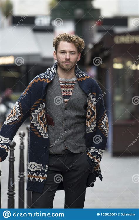 Retrato De La Manera Del Hombre Hermoso Joven Imagen De Archivo