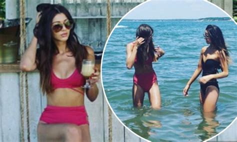 7 Hot Sexy Eleanor Calder Bikini Pics