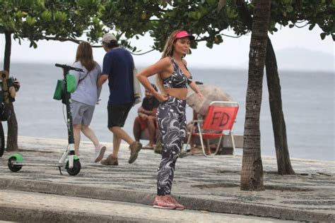 Fernanda Lacerda Usa Look Coladinho E Ostenta Corp O Na Praia