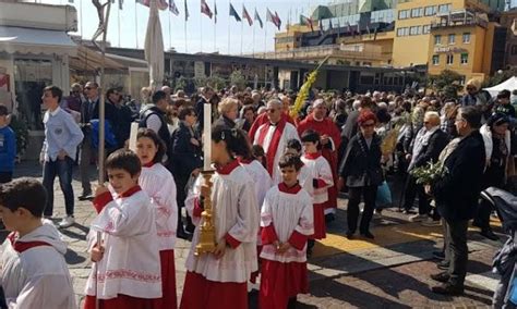 Centinaia Di Persone Sul Solettone Di Piazza Colombo Per La Benedizione