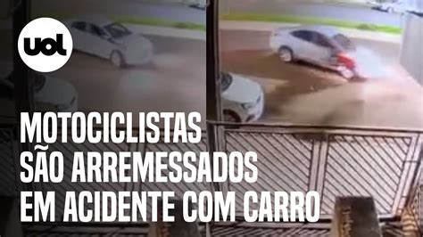 Motociclistas batem em carro e são arremessados durante suposto racha