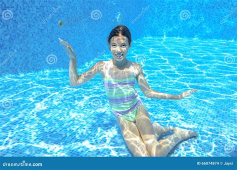 Kind Schwimmt Im Unterwasser Pool Glückliches Aktives Mädchen Hat Spaß