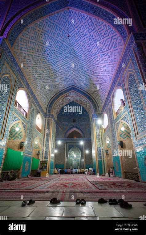 Oración Nocturna En La Mezquita Masjid E Jame Del Siglo Xiv En Yazd