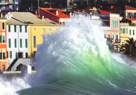 Meteo Liguria Onde Di Metri Giganti Pazzesco Si Attende La